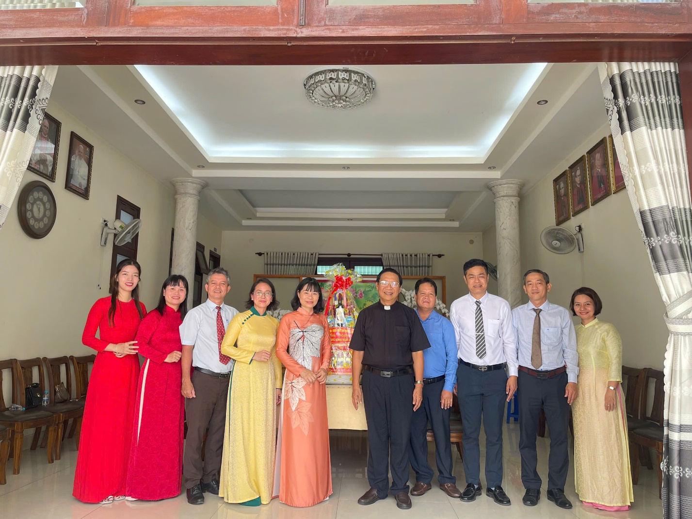 ''''''A group of people standing in a room

Description automatically generated''''''