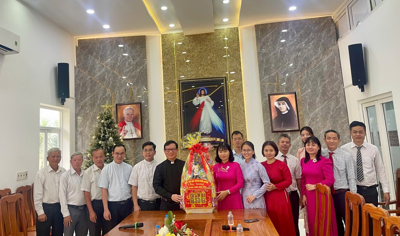 ''''''A group of people standing around a table

Description automatically generated''''''