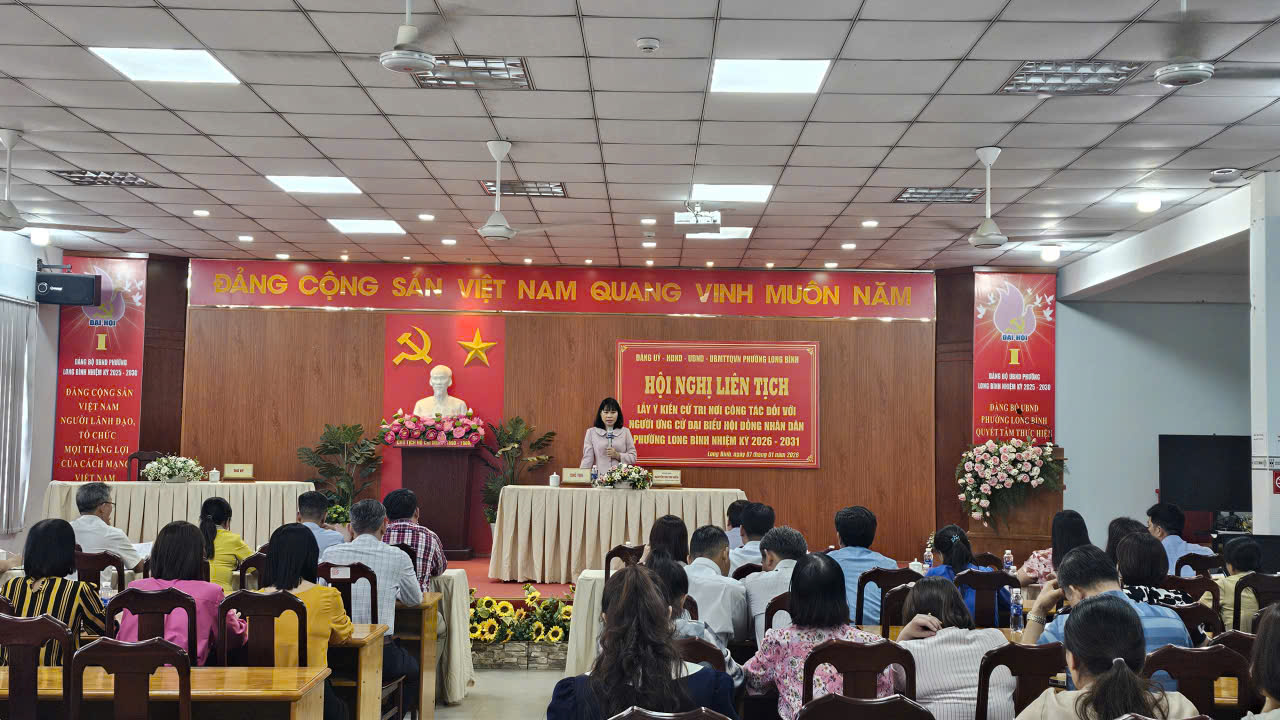 Đồng chí Nguyễn Thị Thu Hiền - Bí thư Đảng ủy - Chủ tịch HĐND phường chủ trì Hội nghị